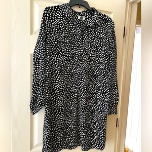 Old Navy black and white collard dress with heart print in size L great cond.